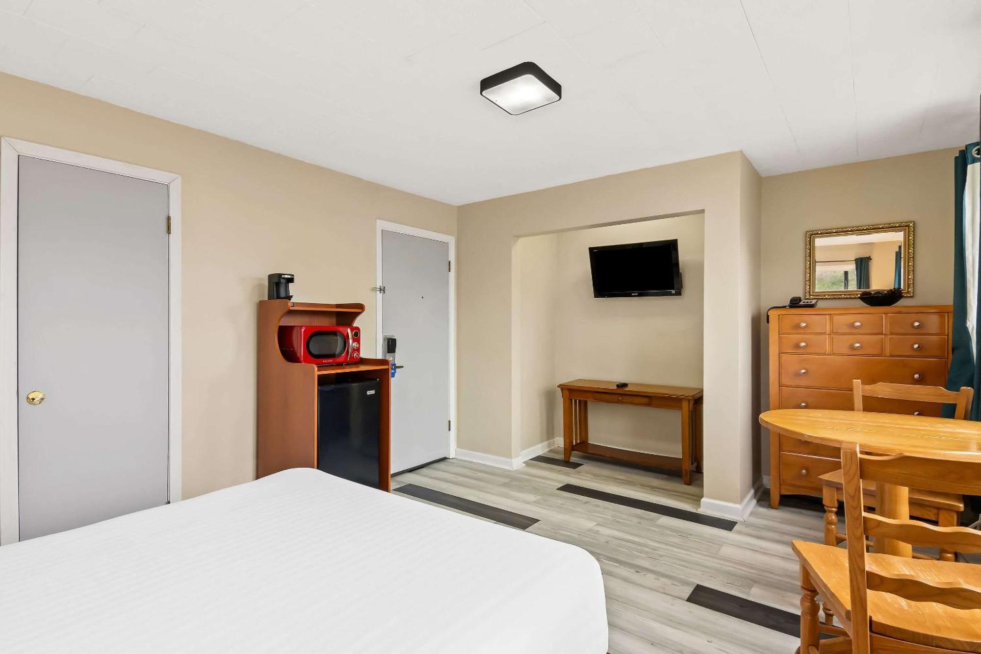 Oscoda Rodeway Inn Formerly Camp Inn Lodge מראה חיצוני תמונה